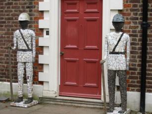 Statues guarding the gallery door